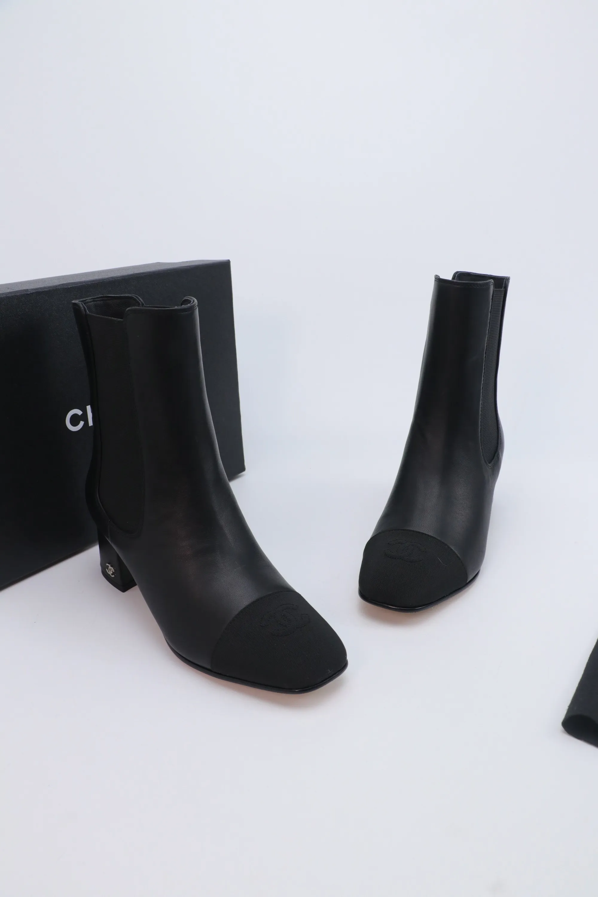P720 Chanel 25A Advanced Handicraft Workshop Series Boots New model is on sale first 🆕 This autumn and winter must-have item Original development Private model hardware Genuine leather outsole Cowhide upper Sheepskin lining Size: 35-39 Other sizes are determined